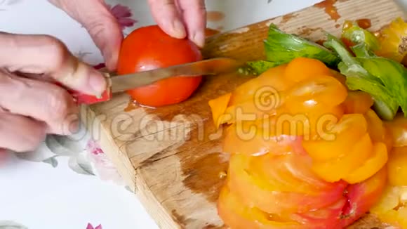 在厨房里切西红柿视频的预览图