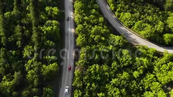 在有汽车的蜿蜒的道路上鸟瞰视频的预览图