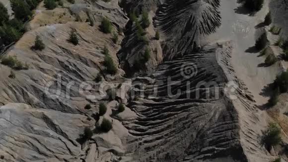空中拍摄的灰色山脉和峡谷在一个有灰色山脉的峡谷上可以看到很好的顶视图另一个星球的镜头视频的预览图