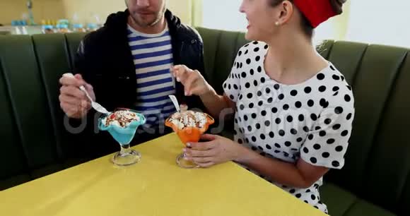 一对夫妇互相喂冰淇淋视频的预览图