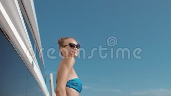 慢动作豪华游艇背景下快乐女孩的肖像视频的预览图