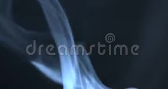 蓝烟漂浮在黑色背景下的太空视频的预览图