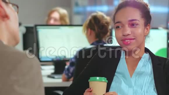 咖啡休息非洲年轻女子与同事交谈视频的预览图