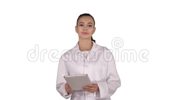 快乐女医生用平板电脑在白色背景上滑动页面视频的预览图