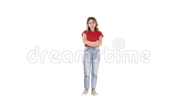 微笑的年轻女人她的手臂折叠在白色的背景上视频的预览图
