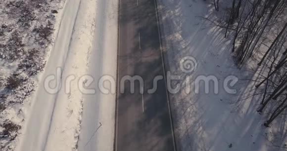 空中拍摄的雪地里空旷的道路视频的预览图