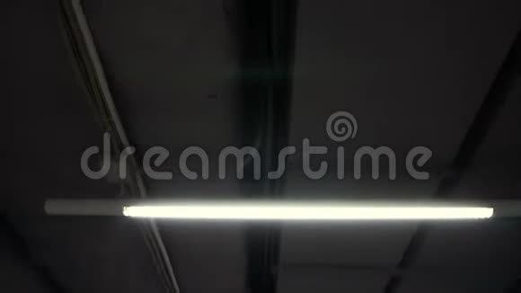 地下走廊的地堡天花板上有荧光灯视频的预览图