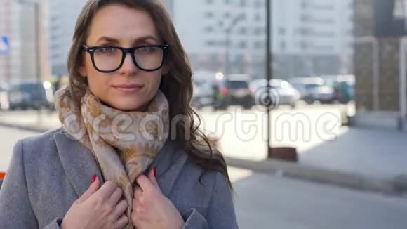 在城市背景特写中戴着发型和中性化妆眼镜的女人的肖像视频的预览图