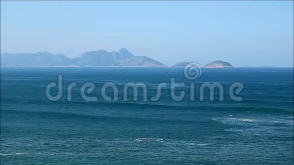 鸟瞰大西洋轻柔的海浪科帕卡巴纳海滩巴西里约热内卢南美视频的预览图