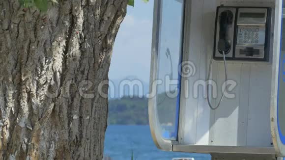 靠近海边的电话亭视频的预览图