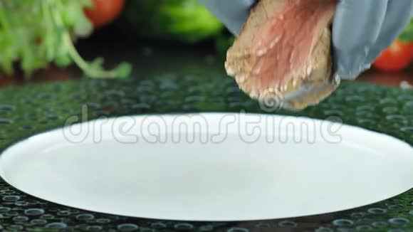 牛肉铺在盘子里装饰一道菜视频的预览图