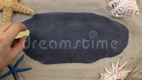 假日一词写在黑板上的贝壳和躺在沙滩上的海星之间手写字视频的预览图