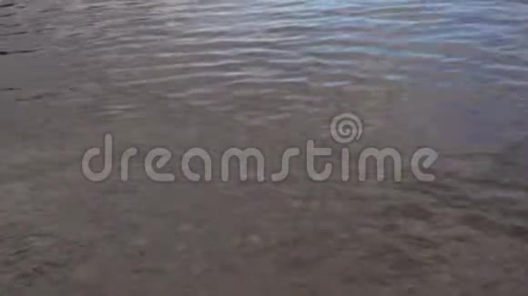 从奥古斯都堡的港口可以看到尼斯湖的倾斜镜头镜头一开始是水的特写镜头然后向深处倾斜视频的预览图