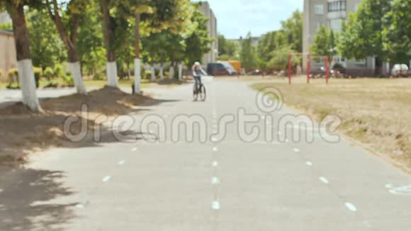 一个心情愉快的11岁女孩骑自行车停车后竖起大拇指视频的预览图
