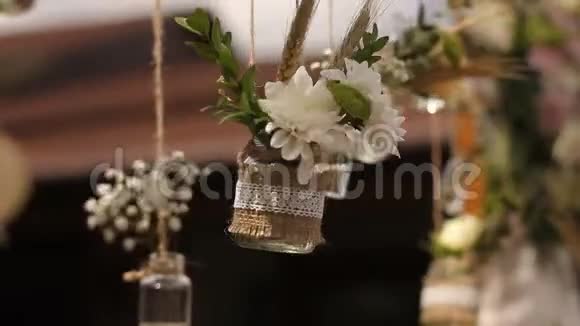 结婚仪式结婚拱门野花和小罐子里的麦穗做成的婚礼拱门视频的预览图