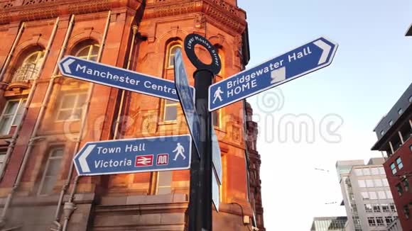 曼彻斯特市中心方向标志曼彻斯特英格兰2019年1月1日视频的预览图