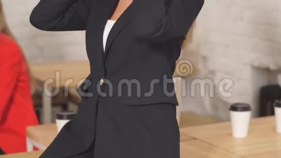 金发商务女性在镜头前微笑同事在后台工作视频的预览图