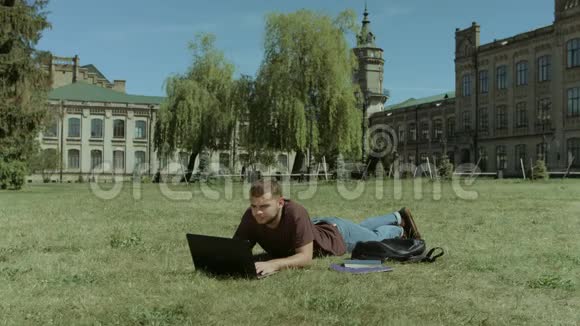 大学生在校园草坪上休闲视频的预览图