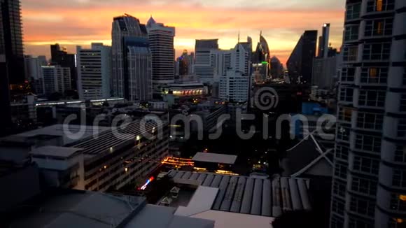 曼谷的金色天空Sukhumvit天际线时间日夜不停视频的预览图