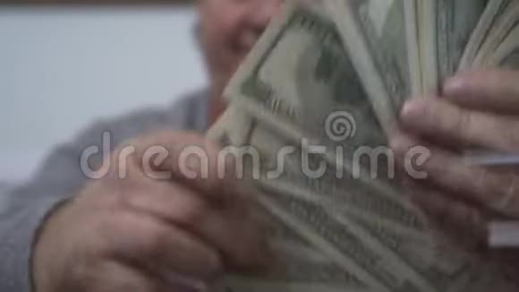 数美元的老人的手拢来积极的富人展示了他的钱富裕的退休休闲视频的预览图