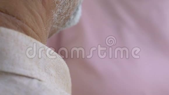 老皱纹女士拥抱男人表示关心和支持关系亲密视频的预览图
