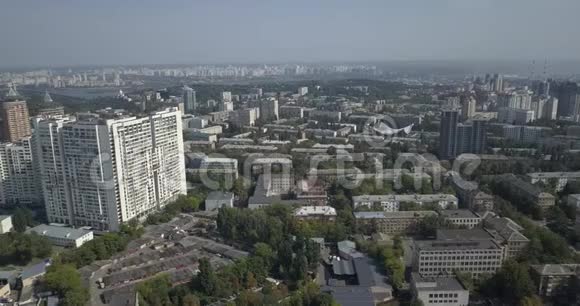 从空中俯瞰基辅市中心的摩天大楼前往4k4096x2160视频的预览图