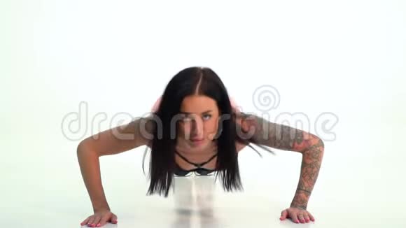 有纹身做俯卧撑的棕发辣妹视频的预览图