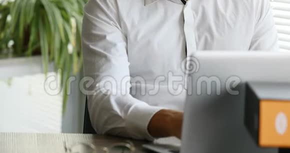 一个人写字的竖盘然后横着看视频的预览图