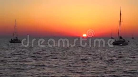 橘色夕阳西下的天空海洋船游海湾全景视频的预览图