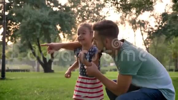 英俊的父亲把他的小女儿指向母亲她跑到她身边家庭观念视频的预览图