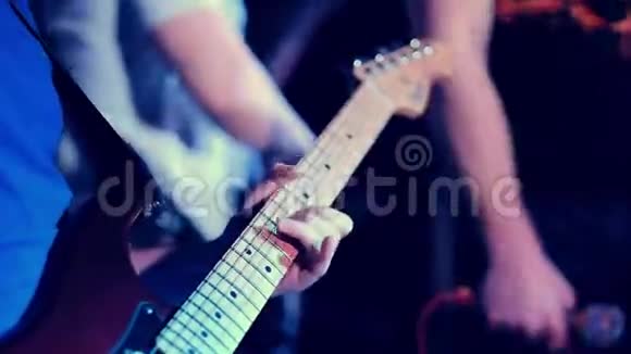 吉他演奏者演奏吉他视频的预览图