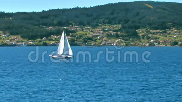 帆船靠近绿色西班牙海岸带乡村视频的预览图