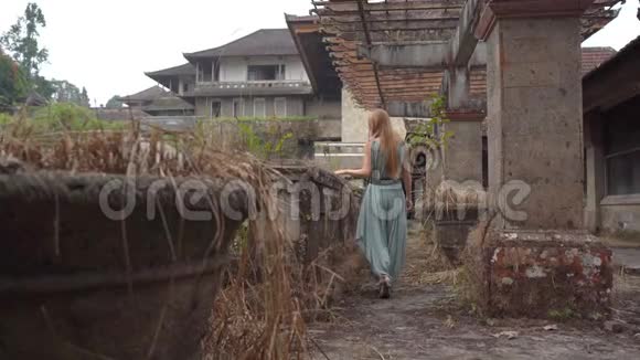 年轻女子游客参观贝都古尔废弃而神秘的酒店印度尼西亚巴厘岛巴厘旅行概念视频的预览图