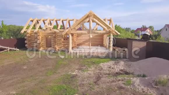 正在施工的木屋框架俯视图剪辑用木头建造的乡村木屋正处于视频的预览图