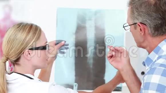 医生给她的病人看X光片视频的预览图