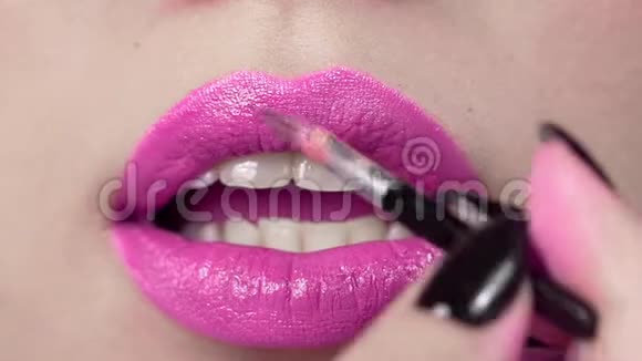 口红被涂在女人嘴唇上制作明亮的晚妆嘴唇化妆化妆师工作亲密视频的预览图