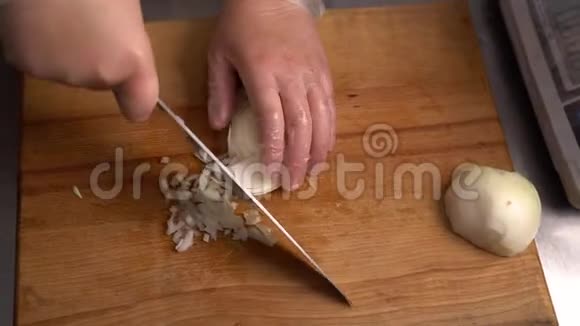 女人在木板上用书切洋葱视频的预览图