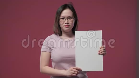 亚洲女孩拿着标志视频的预览图