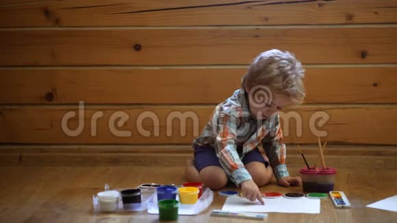 儿童的心理人格帮助获得信心画画创造力和教育理念快乐可爱视频的预览图