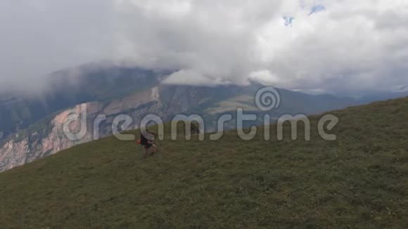 无人机用背包向山上射击一名游客视频的预览图