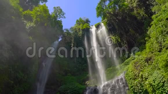 巴厘岛最大的瀑布塞库普尔瀑布慢镜头前往巴厘概念视频的预览图