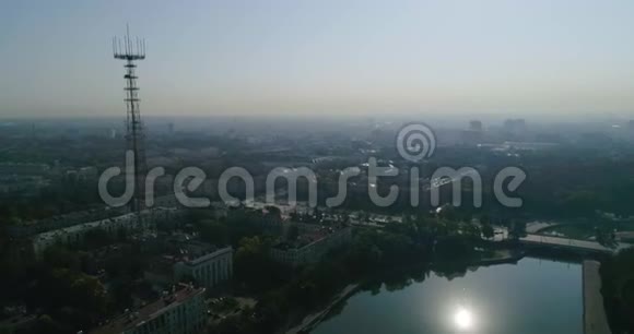 明斯克市的早晨白俄罗斯城市中心首府住宅区广场和中央大街交通的无人机景观视频的预览图