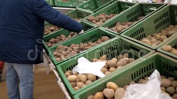 近景顾客把土豆放进一次性袋子里视频的预览图