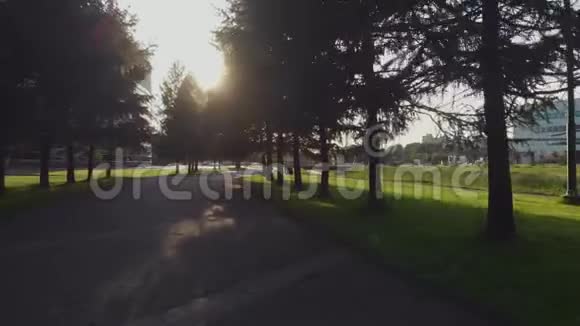 城市公园里的小巷日落和一个人走在前面的路上视频的预览图