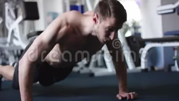 帅哥在健身房做俯卧撑视频的预览图