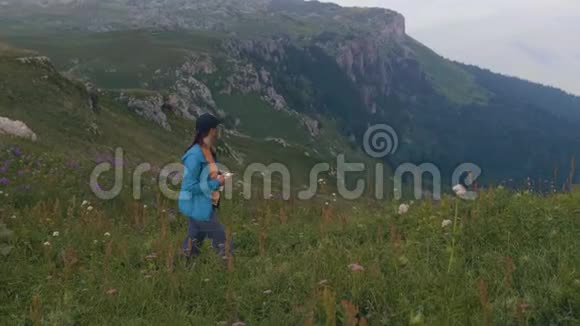 徒步旅行的女人在山上旅行拍摄自然景观视频的预览图