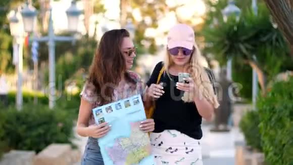 旅游女孩在热带城市自拍女人在假日旅行中玩得开心视频的预览图