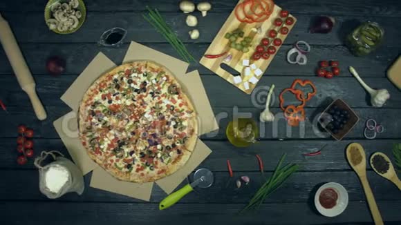 生态黑色背景下的素食披萨视频的预览图