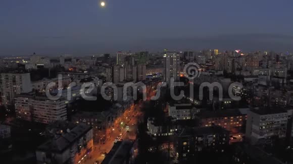 基辅市的夜间时间Urkaine4KDrone航班的LivingHouse和公寓楼视频的预览图