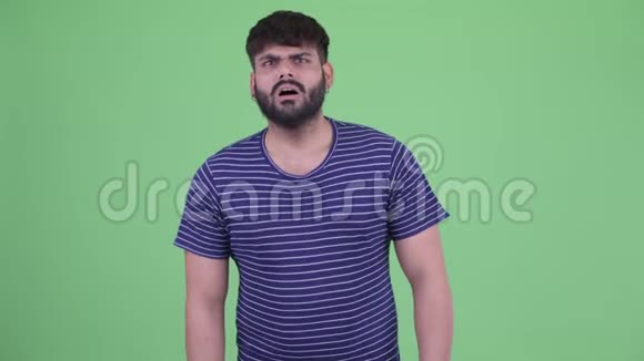 一个身材矮小体重超重长着胡子的印度男人听到了坏消息视频的预览图